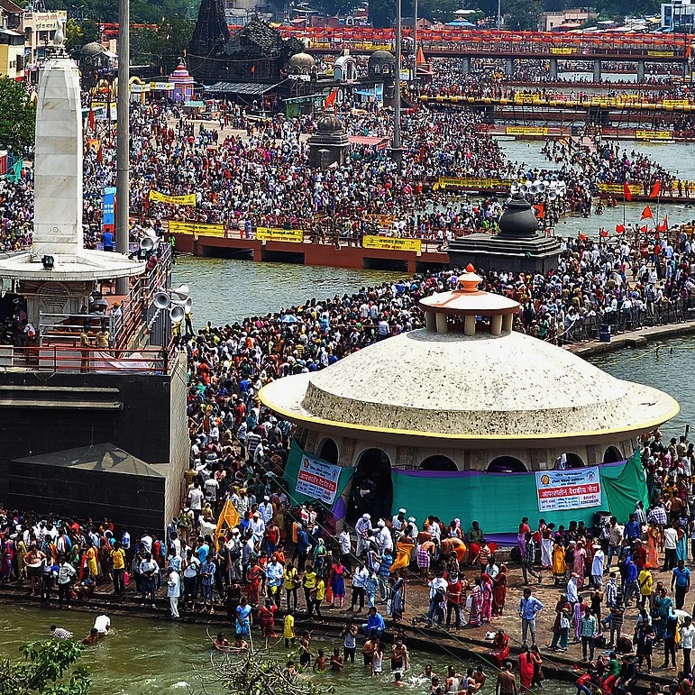 सिंहस्थ कुंभ २००३ और २०१५ के दौरान गोदावरी तट पर श्रद्धालुओं और संतों का भव्य समागम