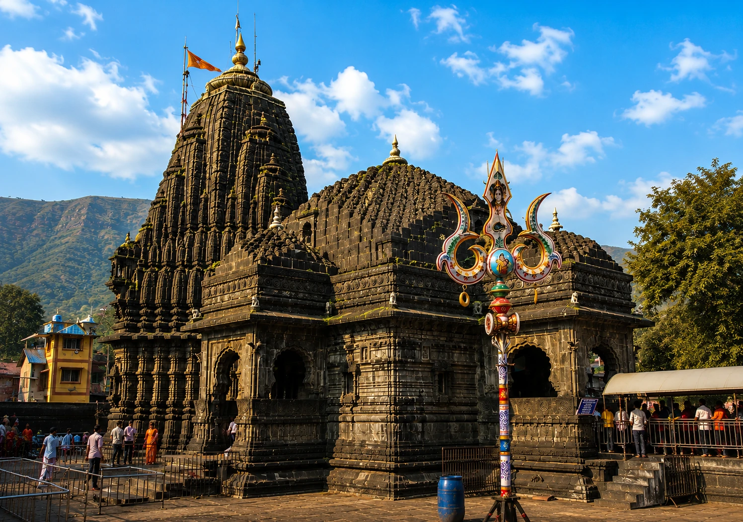 त्र्यंबकेश्वर ज्योतिर्लिंग मंदिर का भव्य और दिव्य आध्यात्मिक दृश्य