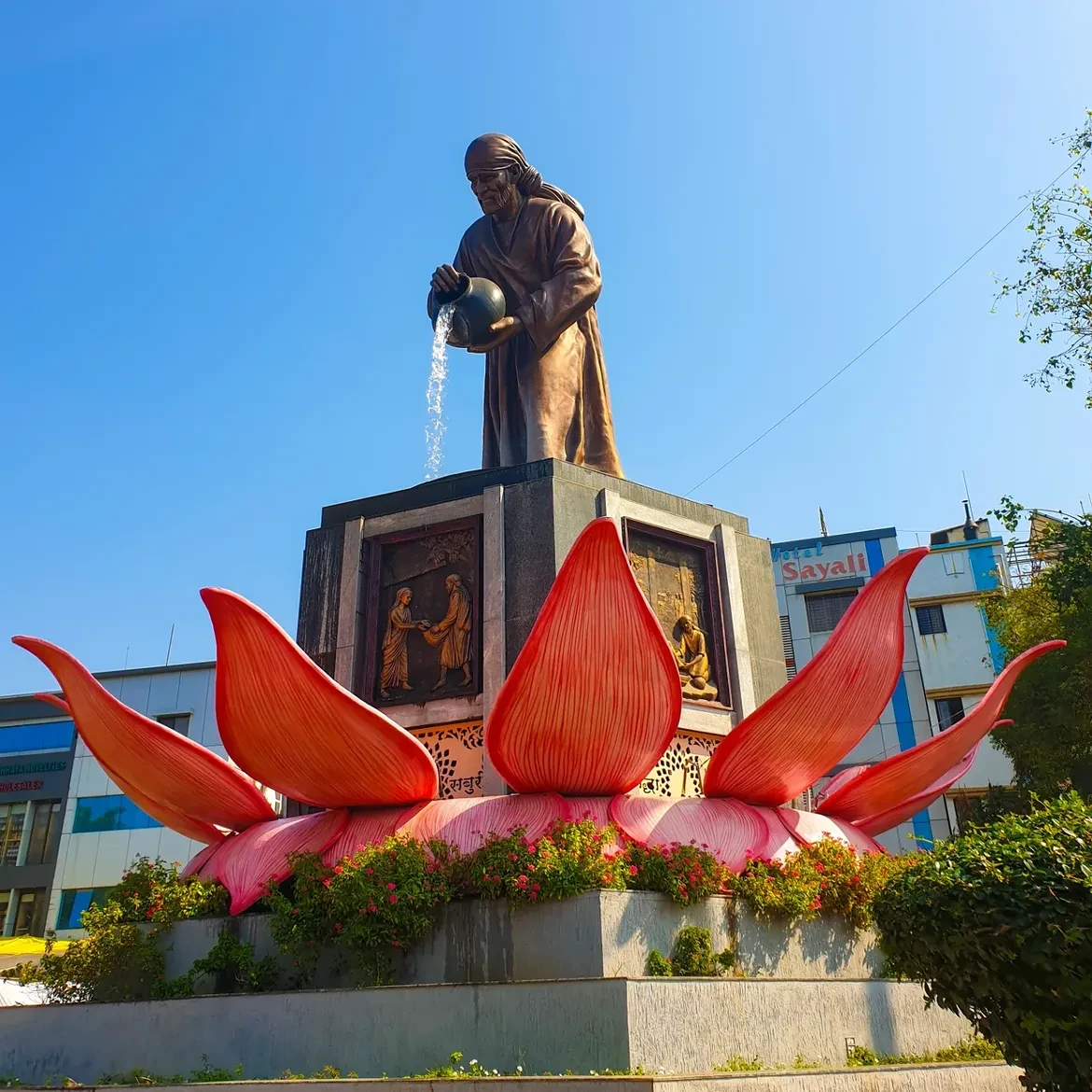 शिर्डी साईं बाबा मंदिर और श्रद्धालुओं की आस्था का दिव्य दृश्य