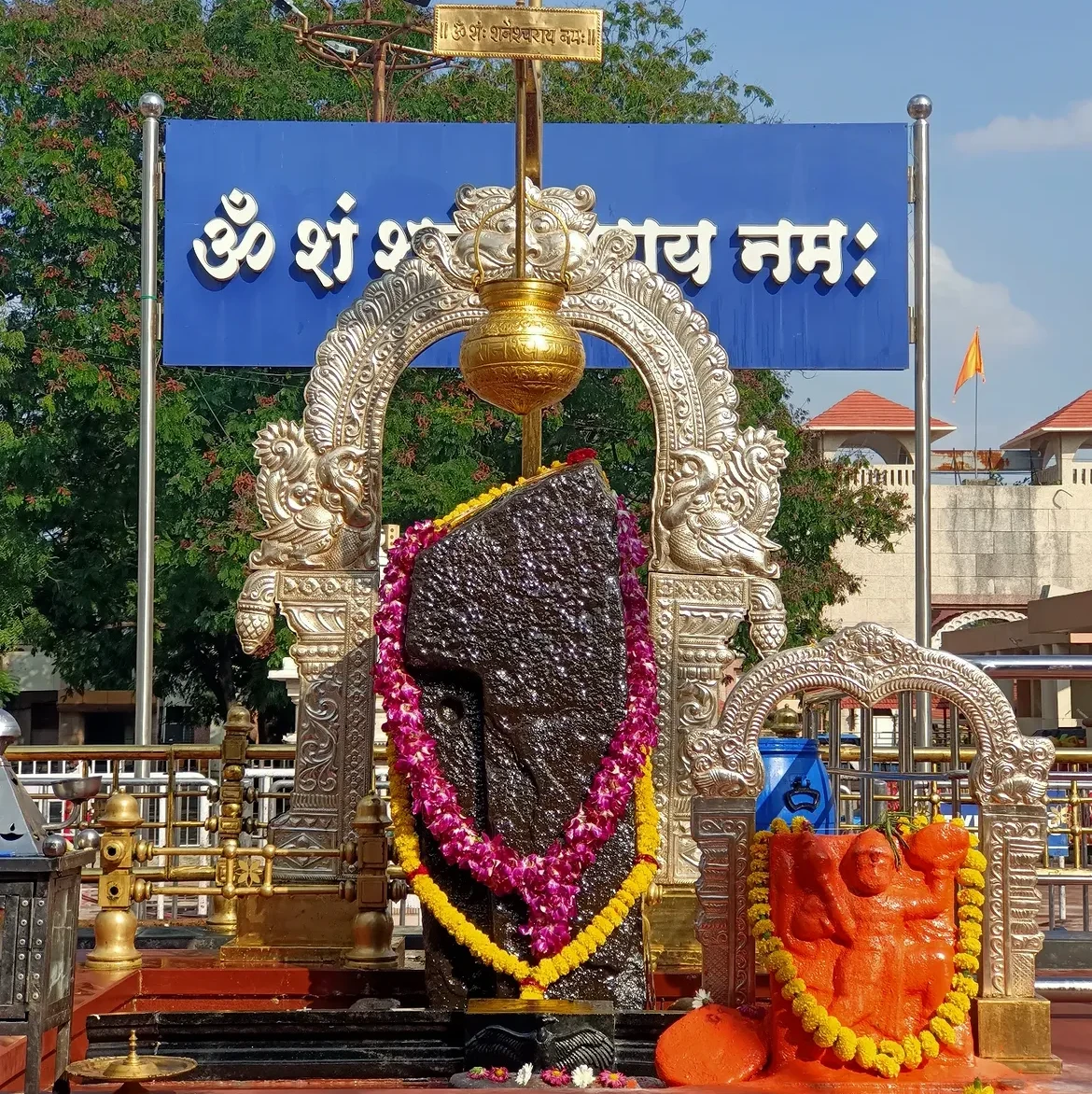 शनि शिंगणापुर में स्वयंभू शनिदेव मंदिर और श्रद्धालुओं की भक्ति का दृश्य