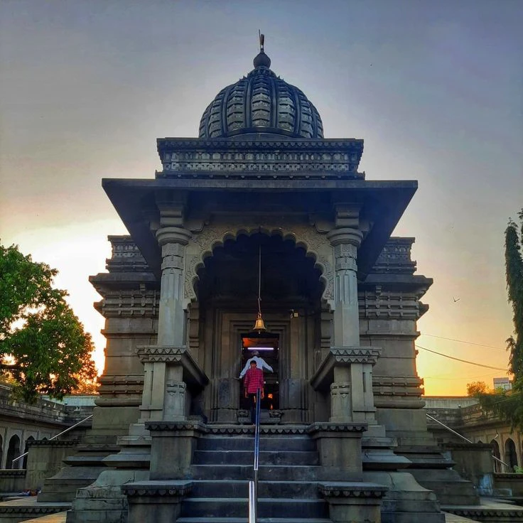 त्र्यंबकेश्वर मंदिर, ब्रह्मगिरि पर्वत और गोदावरी उद्गम क्षेत्र का पवित्र दृश्य