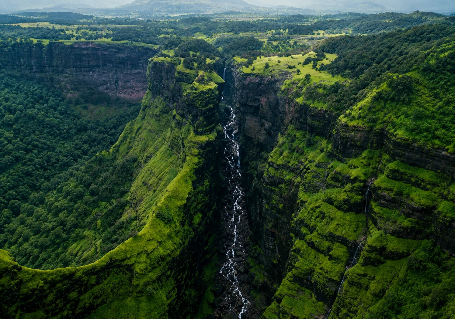 संधान वैली की विशाल चट्टानों और महाराष्ट्र के ग्रैंड कैन्यन का रोमांचक दृश्य