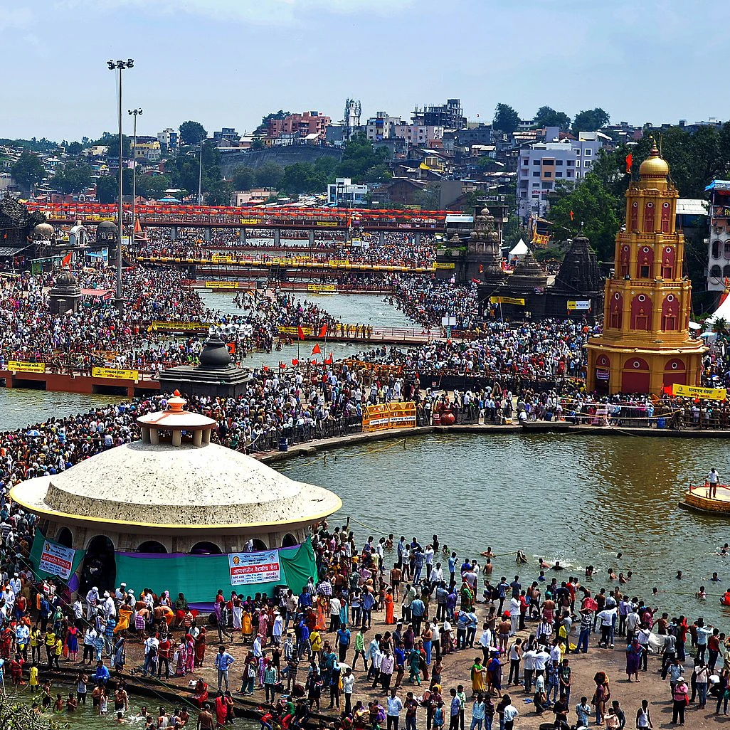कुंभ मेले के शाही स्नान, साधु-संतों और करोड़ों श्रद्धालुओं की आस्था का दिव्य दृश्य